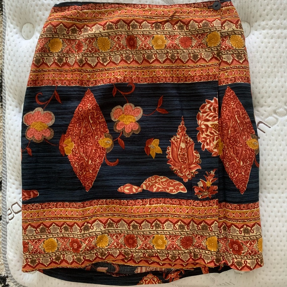 Patterned wrap skirt - Picture 5 of 5